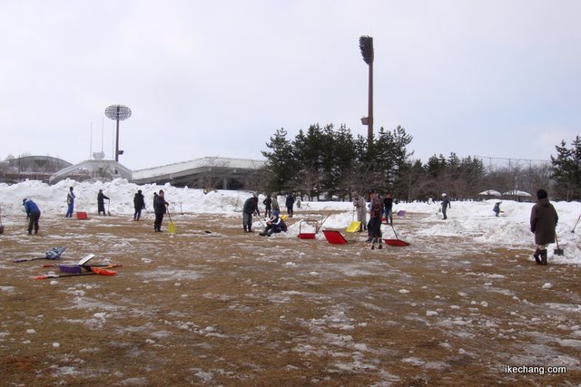 写真：サブグラウンドの除雪（NDスタの除雪作業）