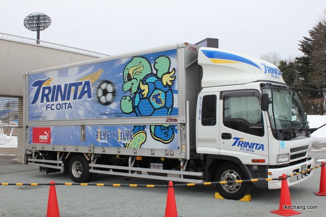 写真：ニータンが描かれた大分トリニータのトラック（モンテディオ山形×大分トリニータ）