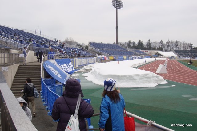 写真：雪が残るスタジアム（モンテディオ山形×大分トリニータ）