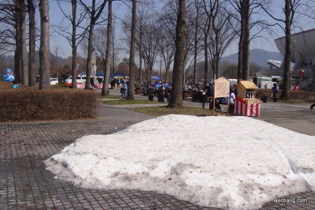 写真：雪が残る中央広場（モンテディオ山形×カターレ富山）
