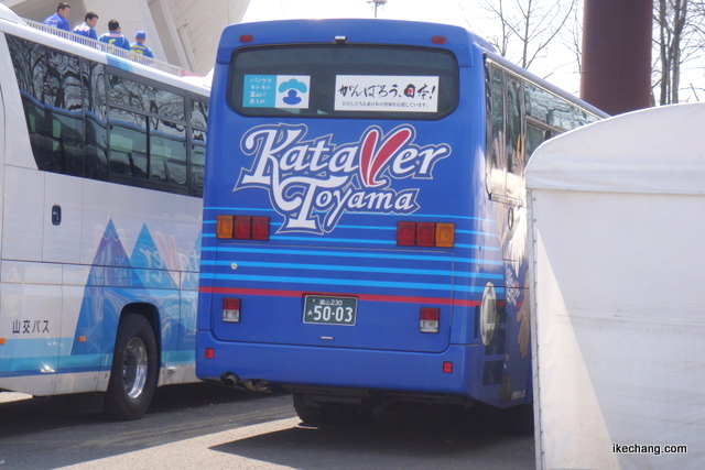 写真：カターレ富山の移動バス（モンテディオ山形×カターレ富山）