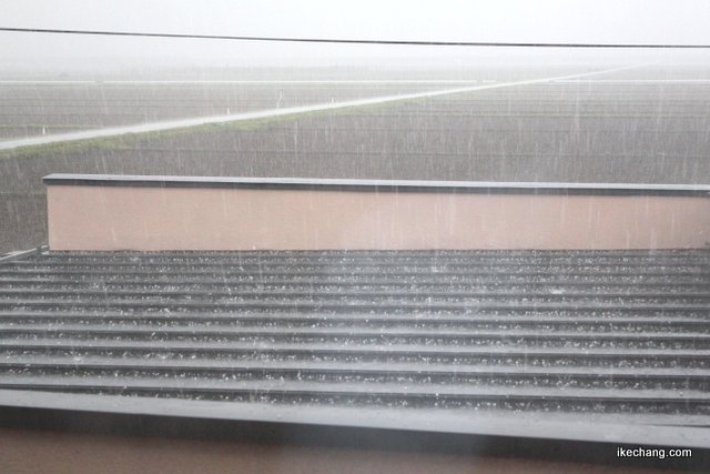 写真：屋根に積もる雹（モンテディオ山形×ザスパ草津）