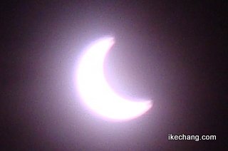 写真：三日月状の太陽（部分日食）