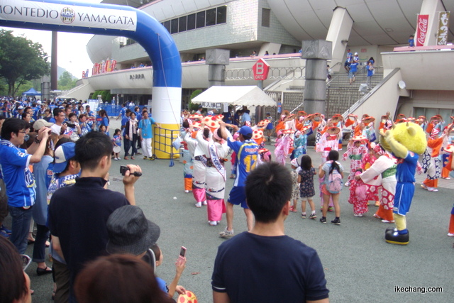 写真：花笠踊りを見学するファンやサポーター（モンテディオ山形×アビスパ福岡）