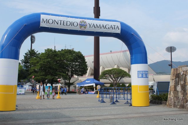 写真：場所を移動したウェルカムゲート（モンテディオ山形×横浜FC）