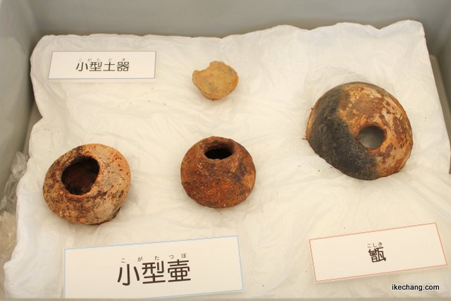 写真：発掘された小型土器や小型壷（蔵増宮田遺跡発掘調査説明会）