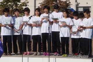 写真：市民顕彰を朗読する高擶小バスケスポ少（天童市民スポレクフェスタ2012）