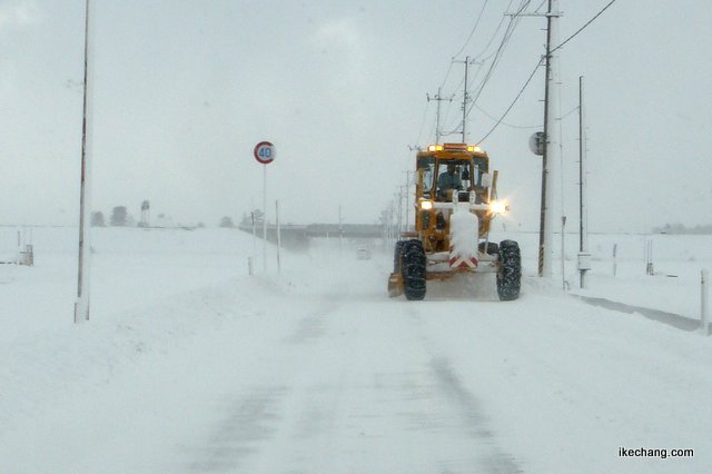 写真：道路の除雪車