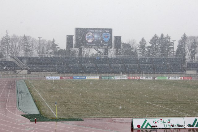 写真：雪が降るNDソフトスタジアム山形（モンテディオ山形×横浜FC）