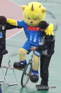 写真：一輪車に乗るディーオ3（モンテディオ山形×横浜FC）