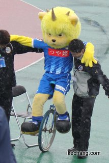 写真：一輪車に乗るディーオ4（モンテディオ山形×横浜FC）