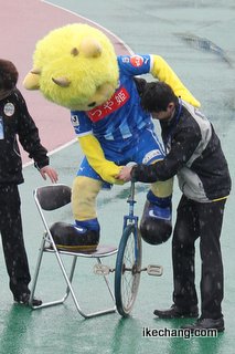 写真：一輪車に乗るディーオ6（モンテディオ山形×横浜FC）