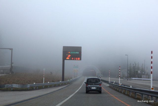 写真：キリのため50キロ規制の東海北陸自動車道（FC岐阜×モンテディオ山形）