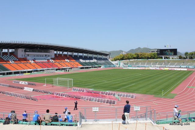 写真：長良川競技場をビジター席からホーム席を望む（FC岐阜×モンテディオ山形）