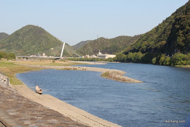 写真：長良川と舟（FC岐阜×モンテディオ山形）