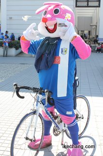 写真：自転車に乗ったペッカ君（モンテディオ山形×コンサドーレ札幌）
