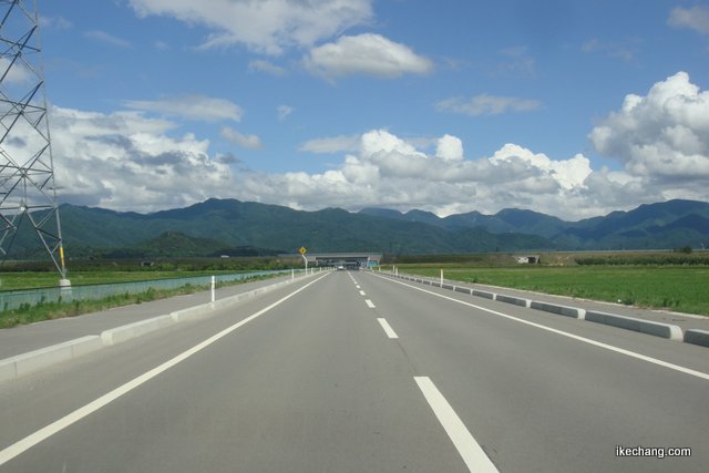 写真：空と雲と道路（モンテディオ山形×松本山雅FC）