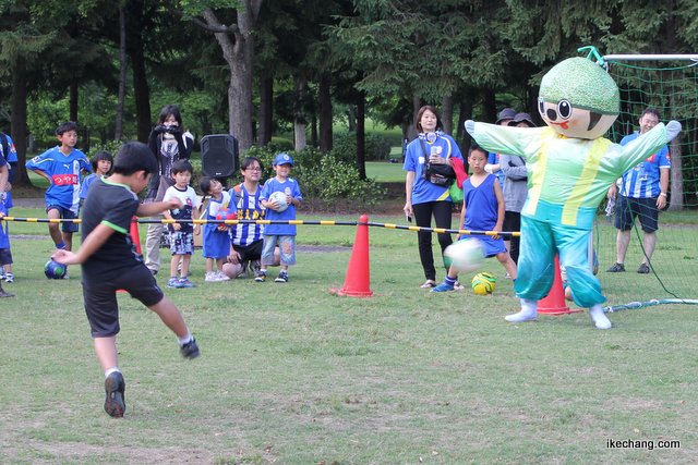 写真：メロンちゃんとPK対決（モンテディオ山形×松本山雅FC）