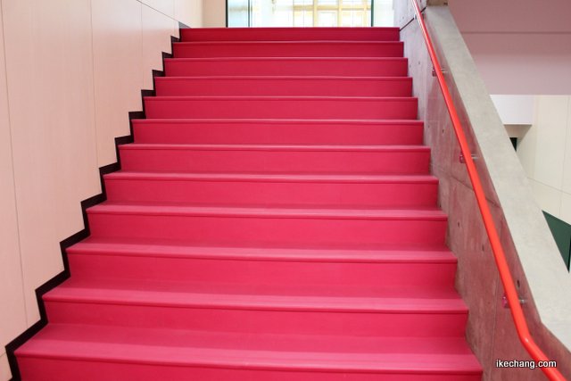 写真：カラフルな階段（天童一中新校舎見学会）