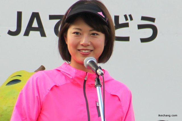 写真：挨拶する中村優さん（天童ラ・フランスマラソン2014）