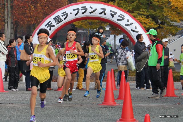 写真：小学生男女3キロの様子（天童ラ・フランスマラソン2014）