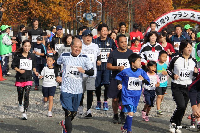 写真：ファミリーの部で走る山本信治天童市長（天童ラ・フランスマラソン2014）