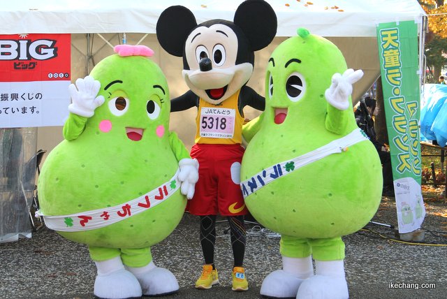 写真：ミッキーマウスとラフちゃんランスくん（天童ラ・フランスマラソン2014）
