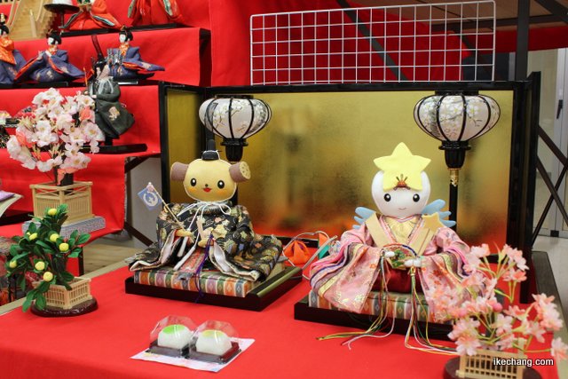 写真：茨城県土浦市の創作雛「つちまる」と「キララちゃん」（天童市物産センターの雛飾り）