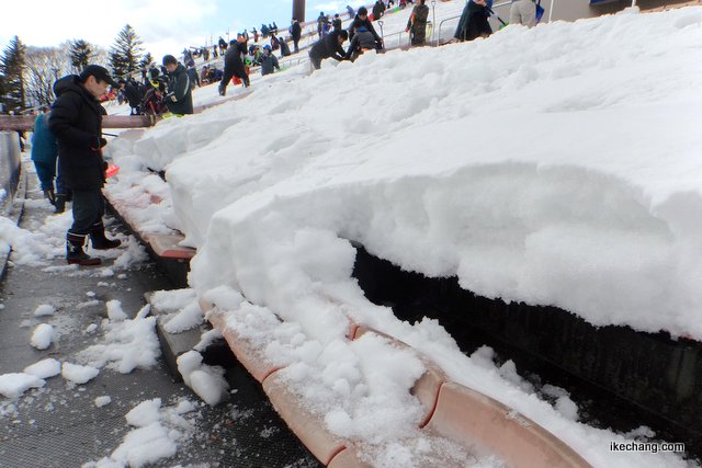 写真：メインスタンドに積もった雪（NDソフトスタジアム山形除雪作業１日目）