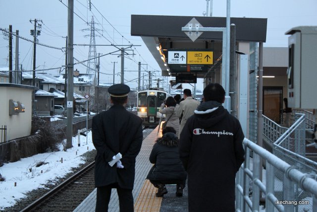 写真：1番列車を待つ乗客（JR天童南駅開業式典）