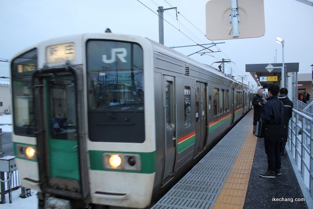 写真：1番列車の下り普通列車（JR天童南駅開業式典）