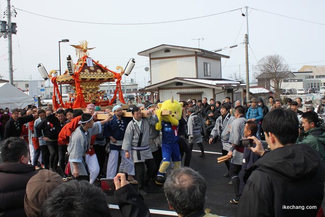 写真：多くの観客が詰め掛けた駅前広場（JR天童南駅開業式典）
