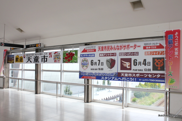 写真：天童駅自由通路に掲げられた試合告知の看板
