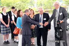 写真：バルサンティ市議と握手する山本信治天童市長（マールボロウ市訪問団）