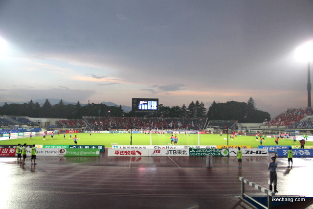 写真：試合開始直前のスタジアム（モンテディオ山形×浦和レッズ）