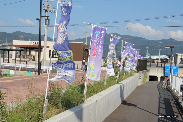 写真：サンフレッチェ広島を歓迎するノボリ旗（モンテディオ山形×サンフレッチェ広島）