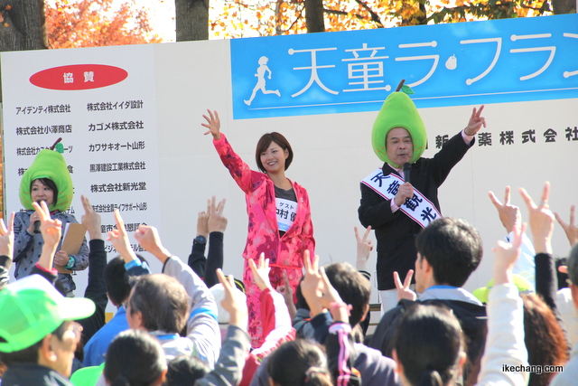 写真：中村優さんとのじゃんけん大会（天童ラ・フランスマラソン2015）
