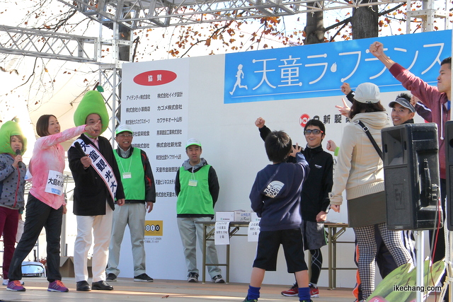 写真：大島めぐみさんとのじゃんけん大会（天童ラ・フランスマラソン2015）