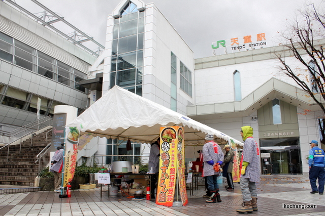 写真：JR天童駅東口に設けられたテント（第21回平成鍋合戦前日祭）
