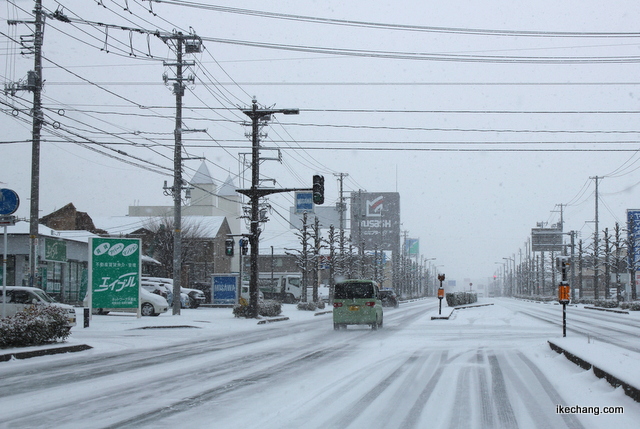 写真：雪で道路が白くなった天童駅西