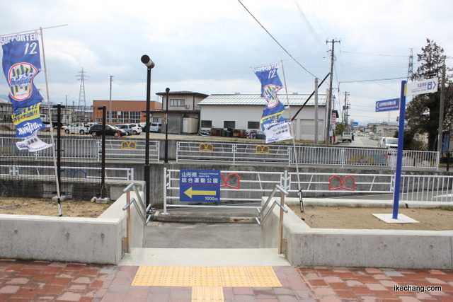 写真：駅前広場から見た案内板（山形×町田）