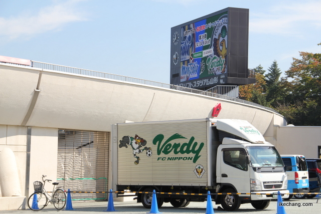 写真：東京ベルディの運搬トラック（モンテディオ山形×東京ヴェルディ）