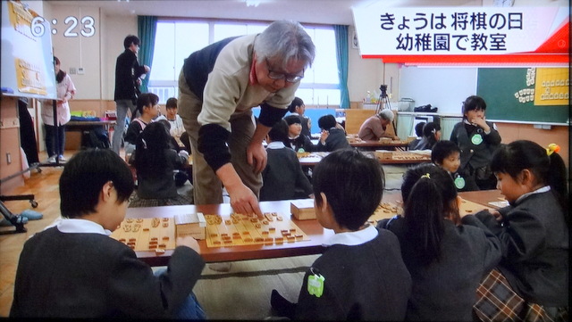 写真：園児の将棋教室のニュース冒頭（TUYより）