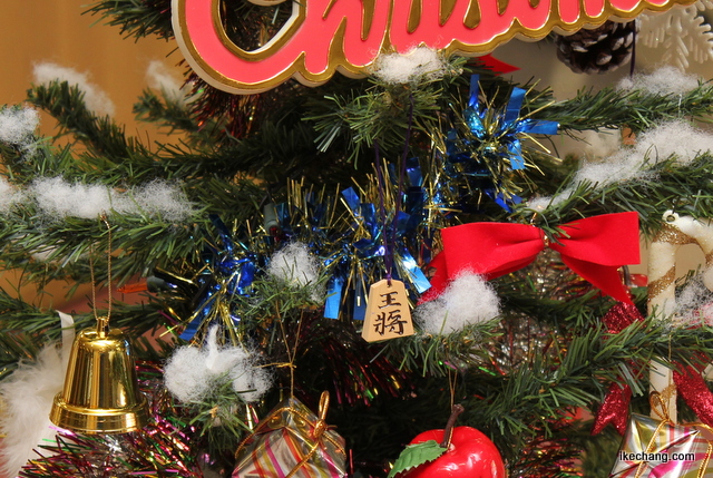 写真：将棋駒がぶら下げられたクリスマスツリー（天童こま八サンタバージョン）