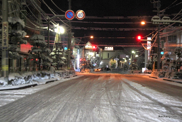 写真：うっすらと雪が積もった天童駅前