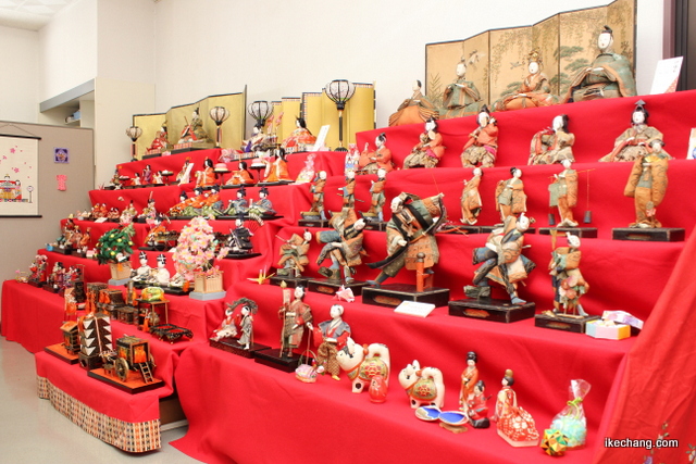写真：旧東村山郡役所資料館１階の学習室に飾られた雛人形（天童雛飾り）