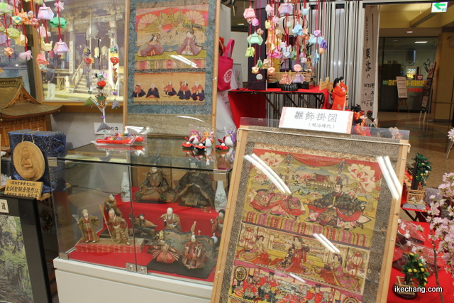 写真：天童市山口の松田家が所蔵する「雛飾掛図」（天童雛飾り）