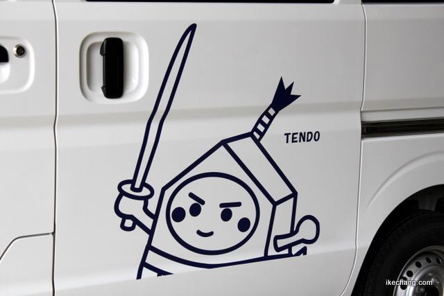 写真：天童こま八が描かれた天童市観光物産協会の社用車