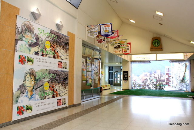 写真：天童駅自由通路に掲示された「３月のライオン」特大ポスター