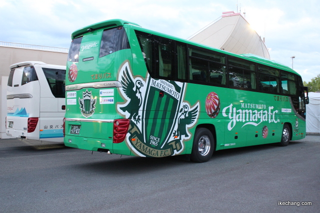 写真：松本山雅の移動バス（山形×松本山雅）